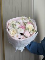 Букет из хризантемы, маттиолы, диантусов и одноголовых роз