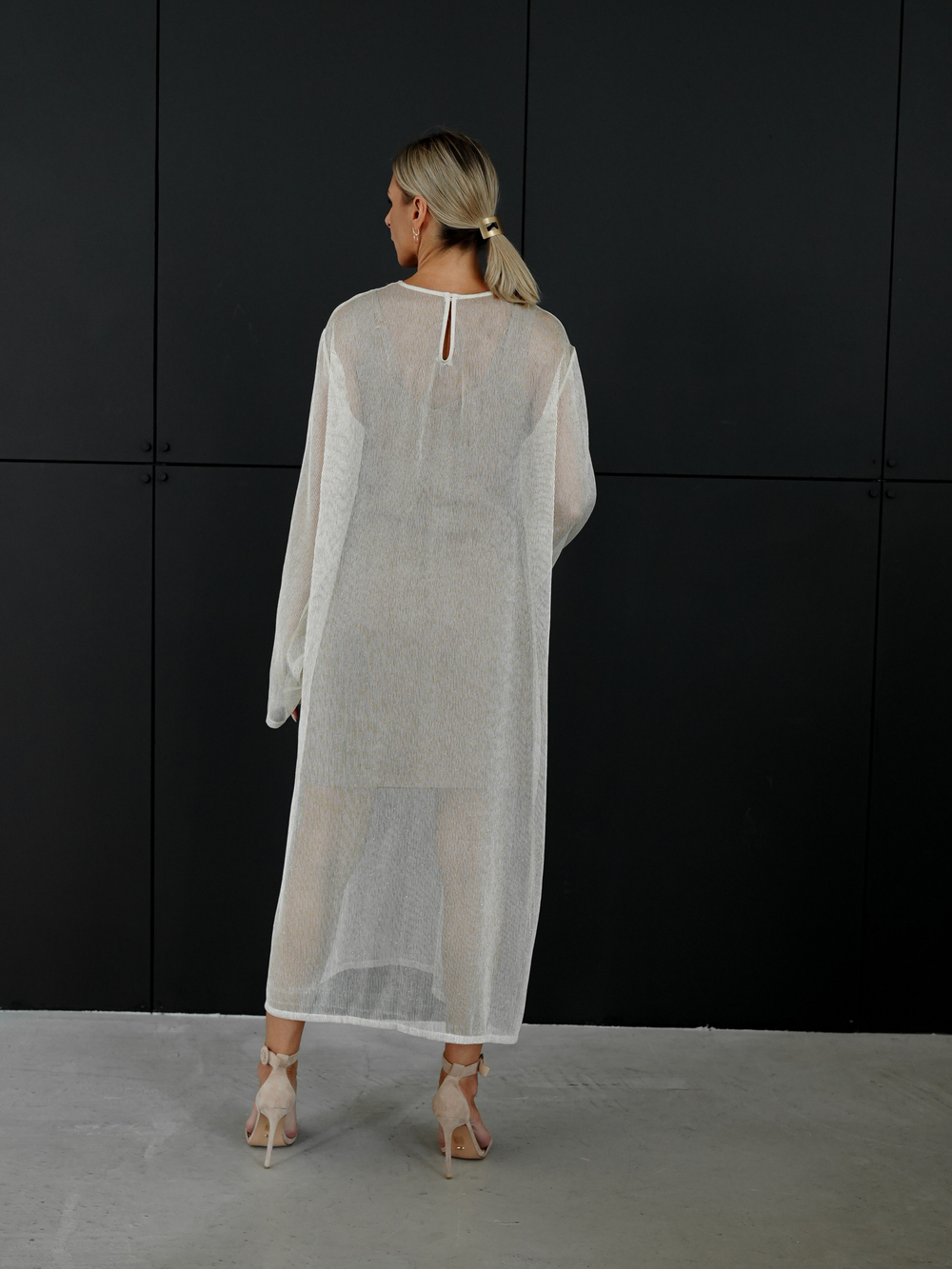 Платье из сетки в серебре оверсайз