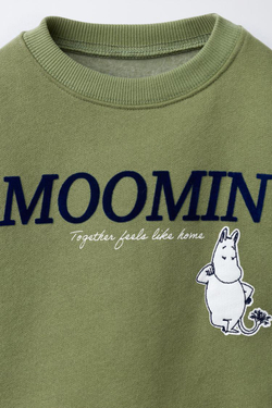 ZARA ТОЛСТОВКА С РЕЛЬЕФНЫМ ПРИНТОМ MOOMIN ©, ХАКИ