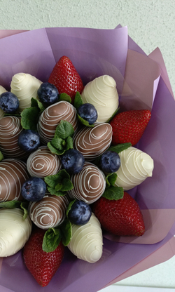 Букет из клубники в шоколаде с голубикой