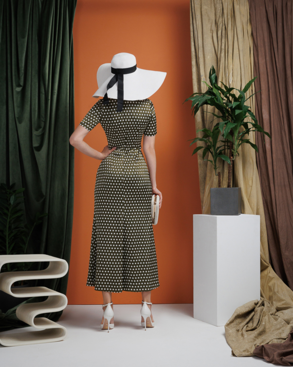 09-01-25 SS Платье с декоративными складками на уровне талии оливковое в "горох"