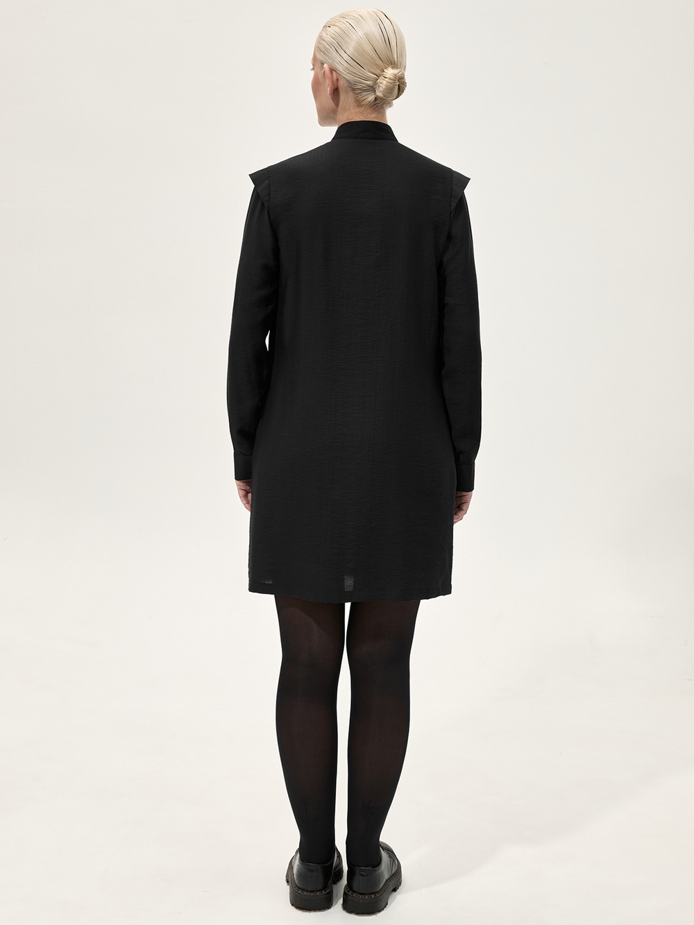 Платье-рубашка с разрезами на рукавах "Девичье". Черное