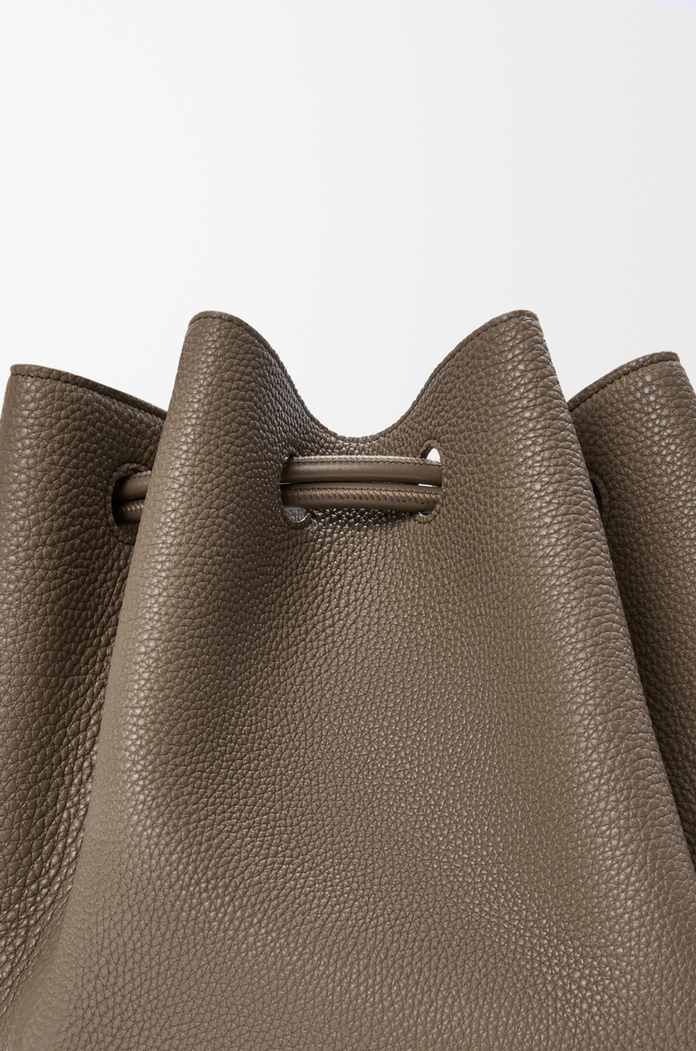 Loewe Большая сумка Madrid из мягкой зернистой телячьей кожи, серо-коричневый