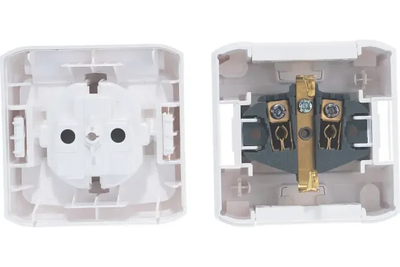 Розетка Legrand Quteo с заземлением + шторка накладная IP44 белая 25994