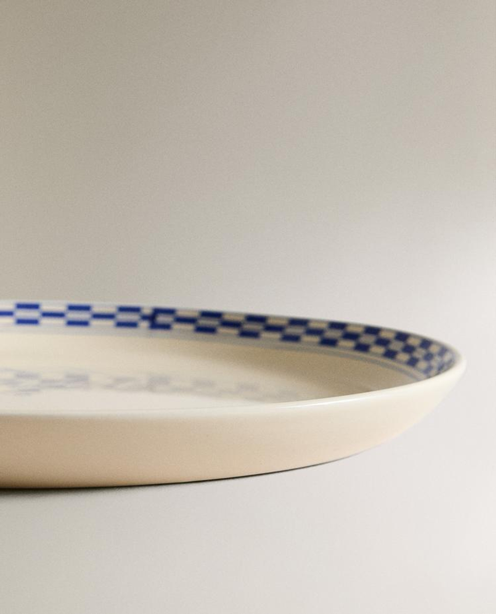 ZARA HOME ТАРЕЛКА ИЗ КЕРАМИКИ С УЗОРОМ В КЛЕТКУ, ЭКРЮ