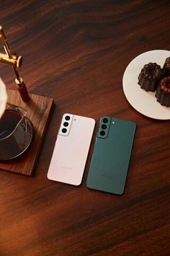 В феврале мир увидел новую флагманскую линейку смартфонов Samsung Galaxy. Компания представила три свеженькие версии – S22, S22+ и S22 Ultra. Какая между ними разница и какие плюсы у новинок? Сейчас расскажем.