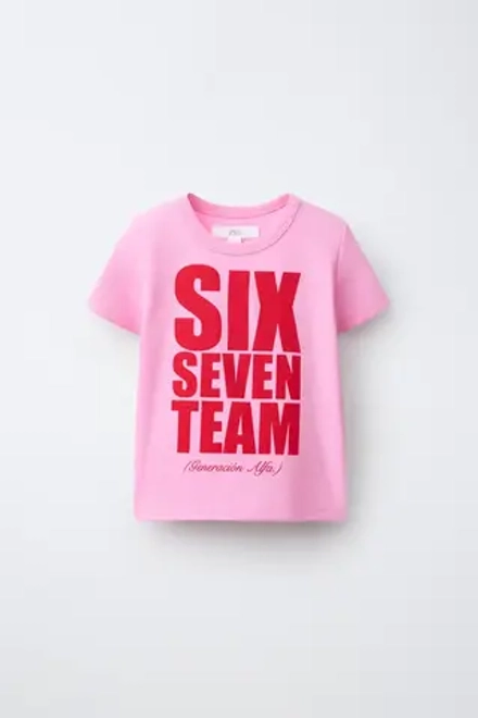 ZARA ФУТБОЛКА С ПРИНТОМ TEAM SIX SEVEN, НЕОНОВЫЙ РОЗОВЫЙ