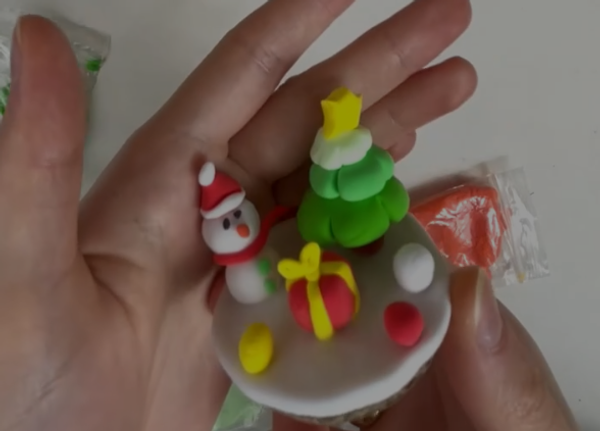 Лепим новогоднюю поделку из пластилина