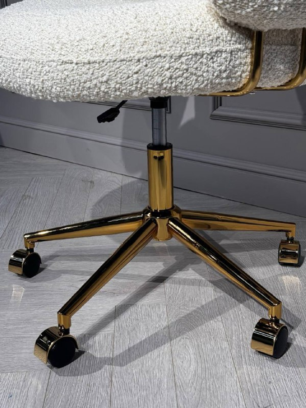 Кресло офисное Ist Casa Клауд-2, 65х63х89, ткань букле белый, золотые ноги