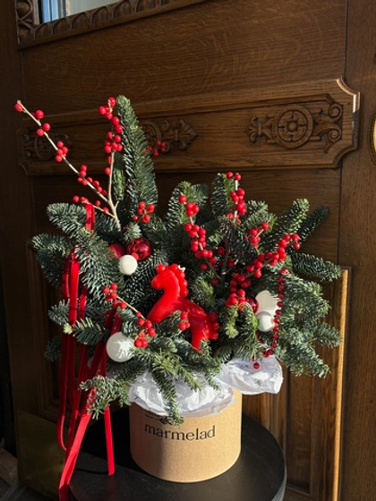 Композиция из хвои с илексом и свечой