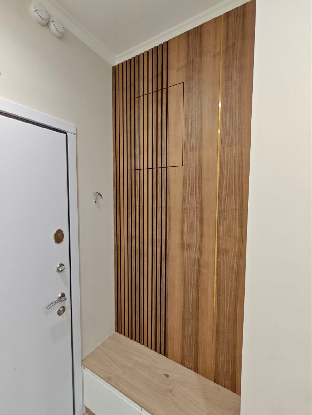 Фрезерованная МДФ панель в шпоне Ореха с латунными вставками