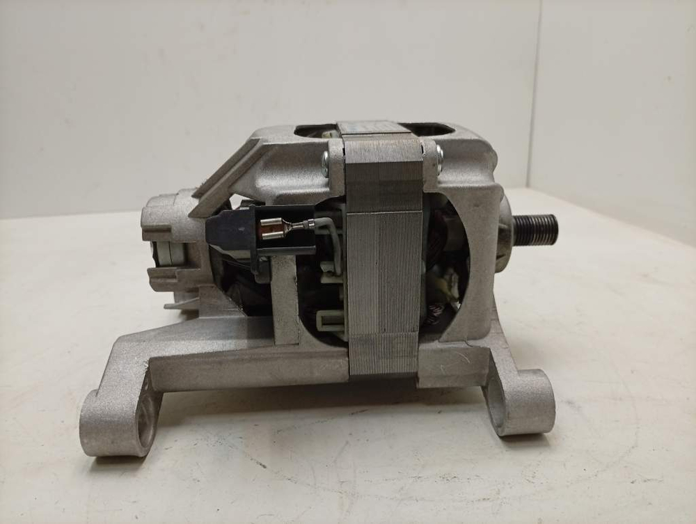 IWUE 4105 CIS кт28 Двигатель для стиральных машин Ariston Indesit C00275461 б/у