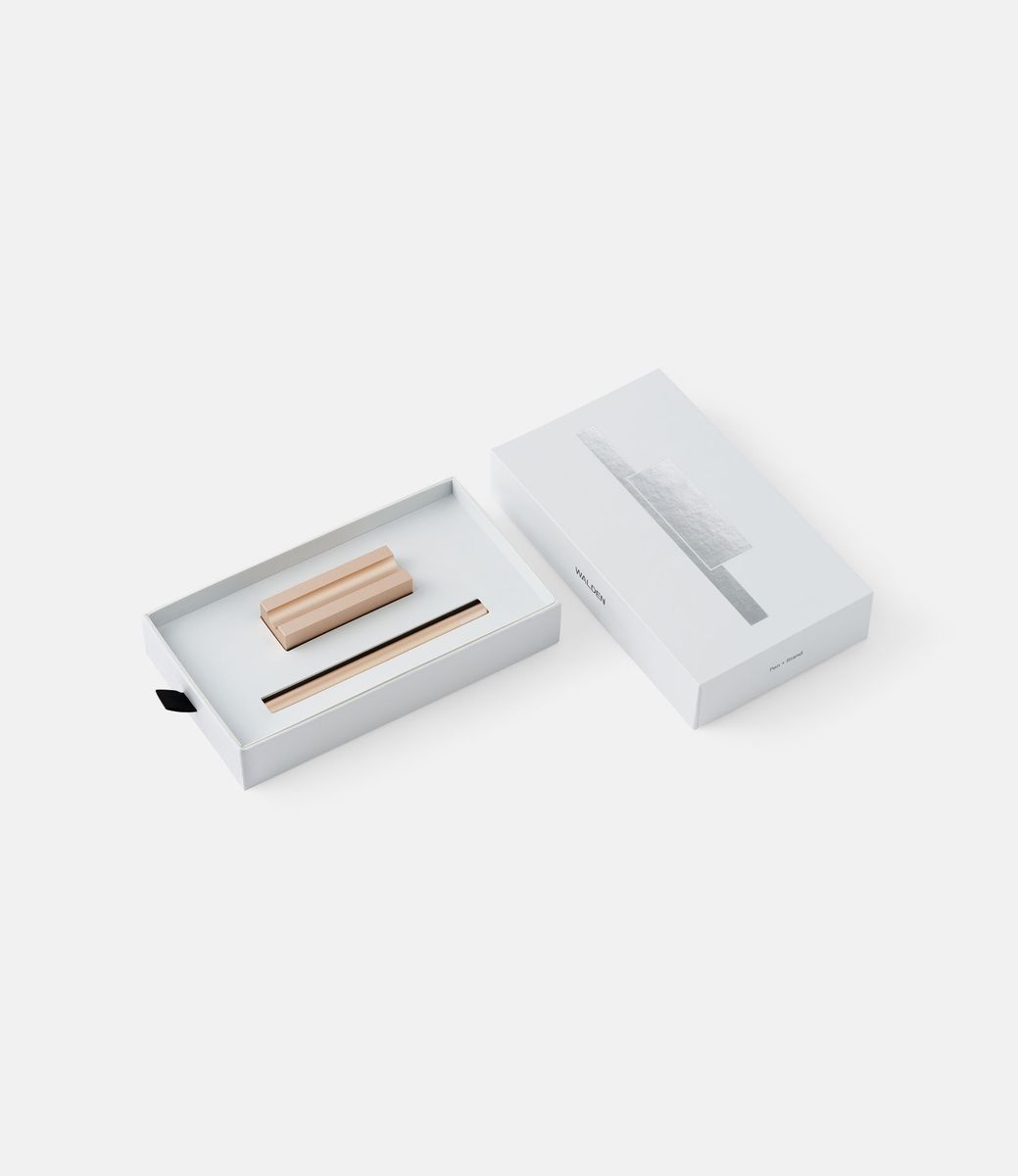 Walden Pen & Stand Sand — настольная ручка из алюминия