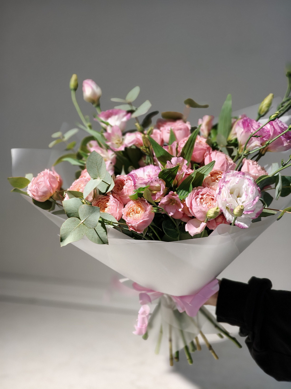 Стильный букет-кулек в яркой гамме (С0058)