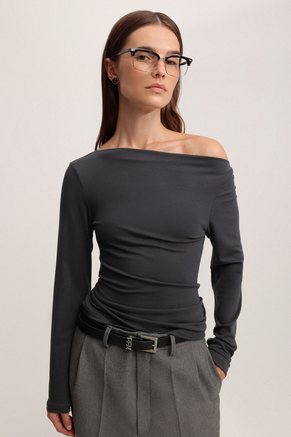 Лонгслив с асимметричным вырезом