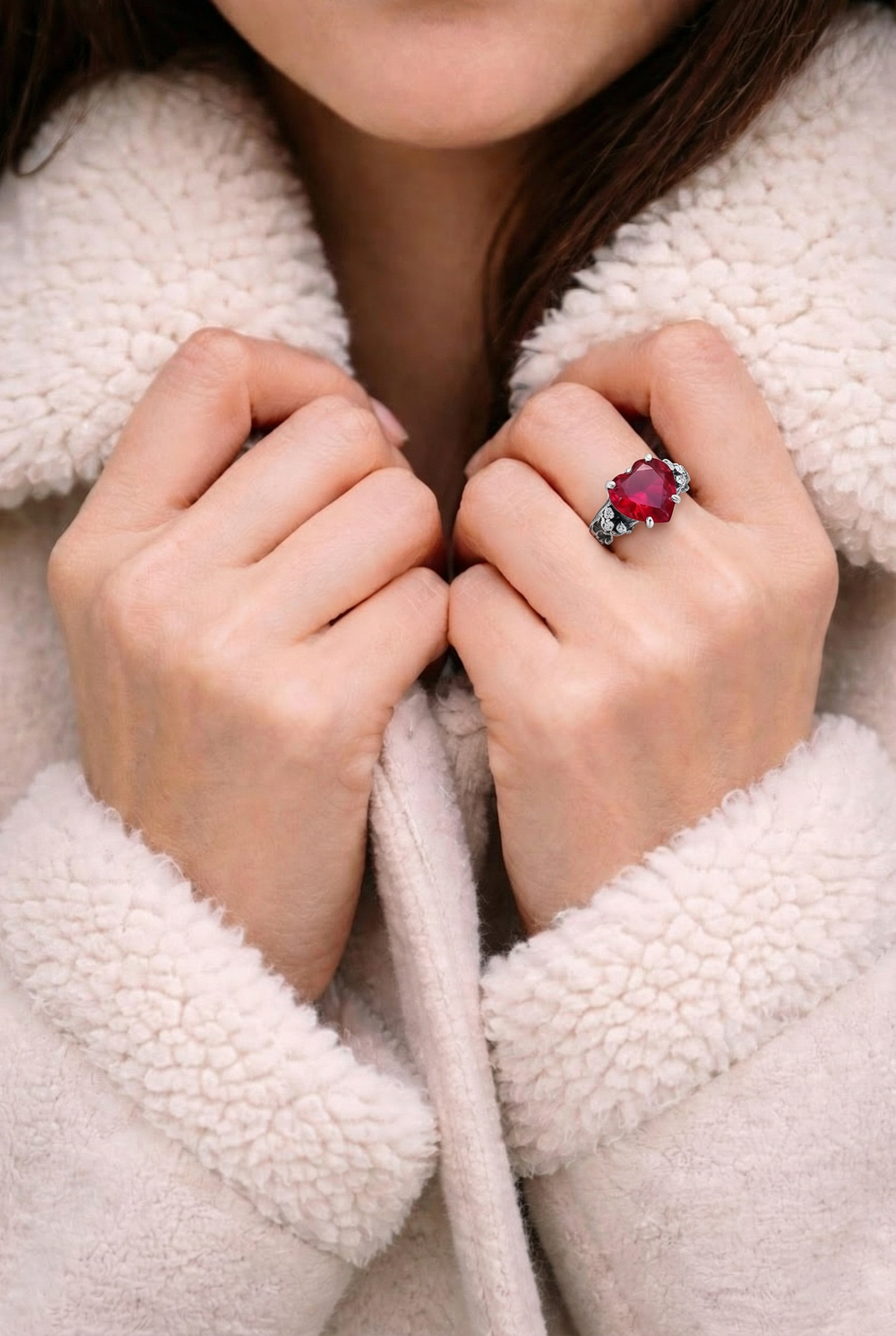 Серебряное кольцо с красным рубином - корундом