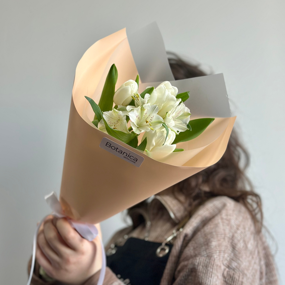 Букет из белых тюльпанов и альстромерии