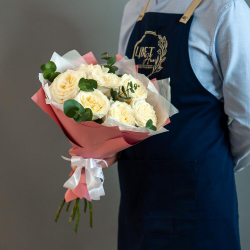 Букет садовых роз Кендилайт с эвкалиптом в оформлении