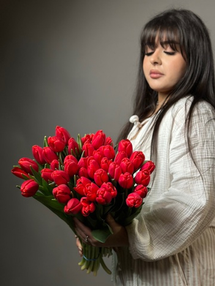 Букет бордовых гладких тюльпанов