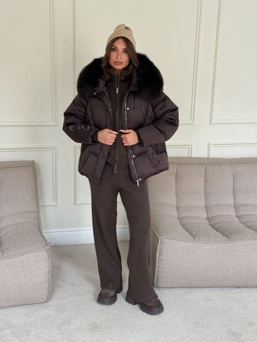 Короткий шоколадный пуховик с мехом лисы