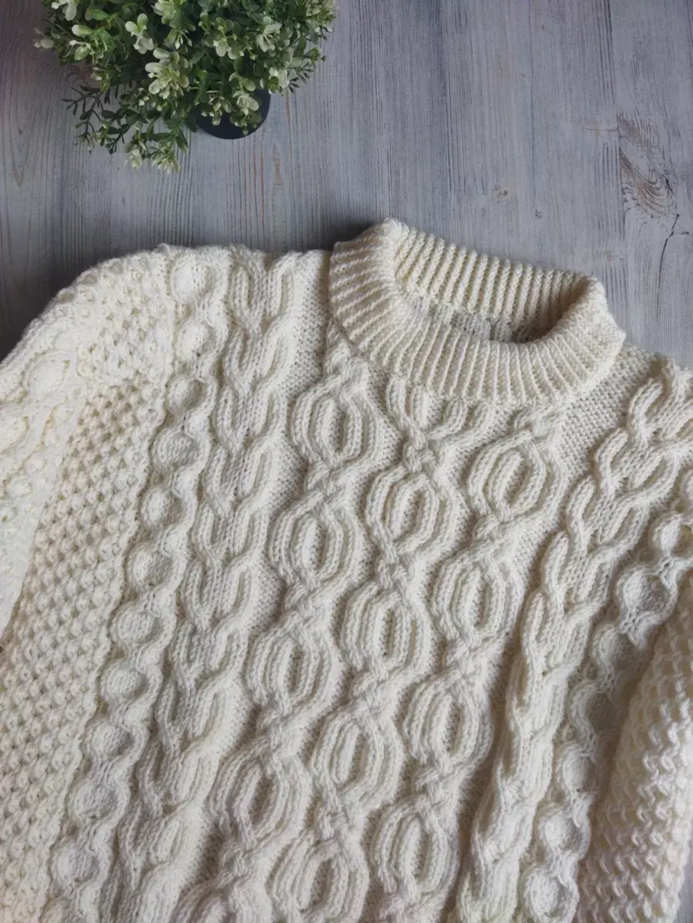 Свитер с аранами ручной работы