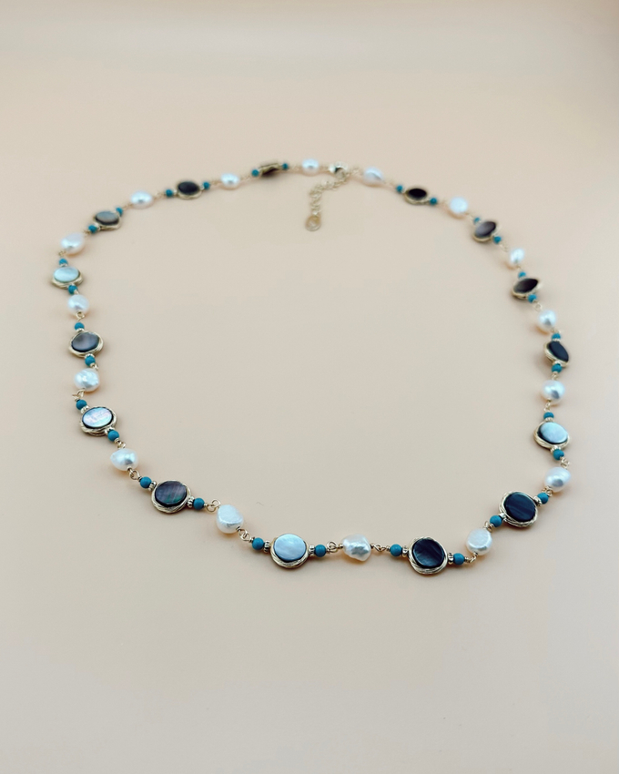 Колье из жемчуга, бирюзы и плоского перламутра