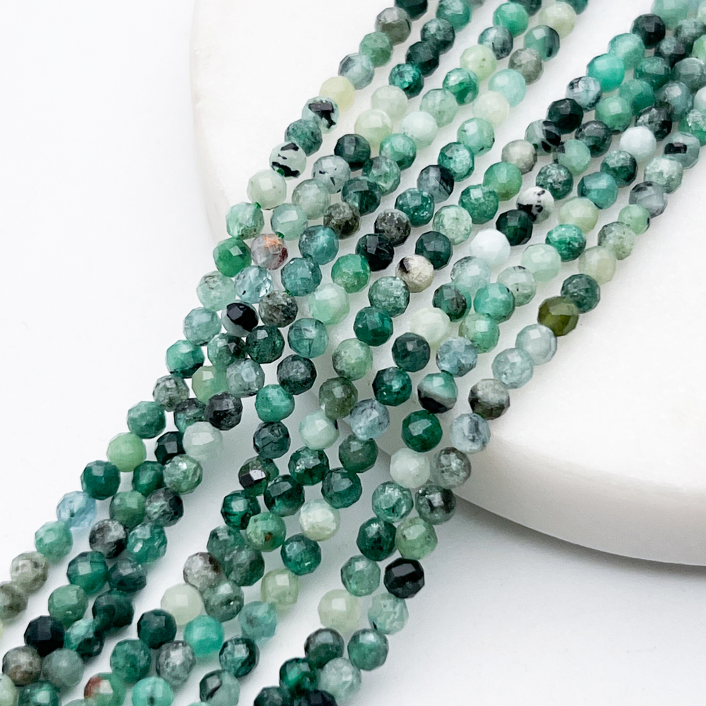 Берилл зеленый граненый бусины, размер около 3,2-3,5 мм, цена за отрезок 19 см (1/2 нити)