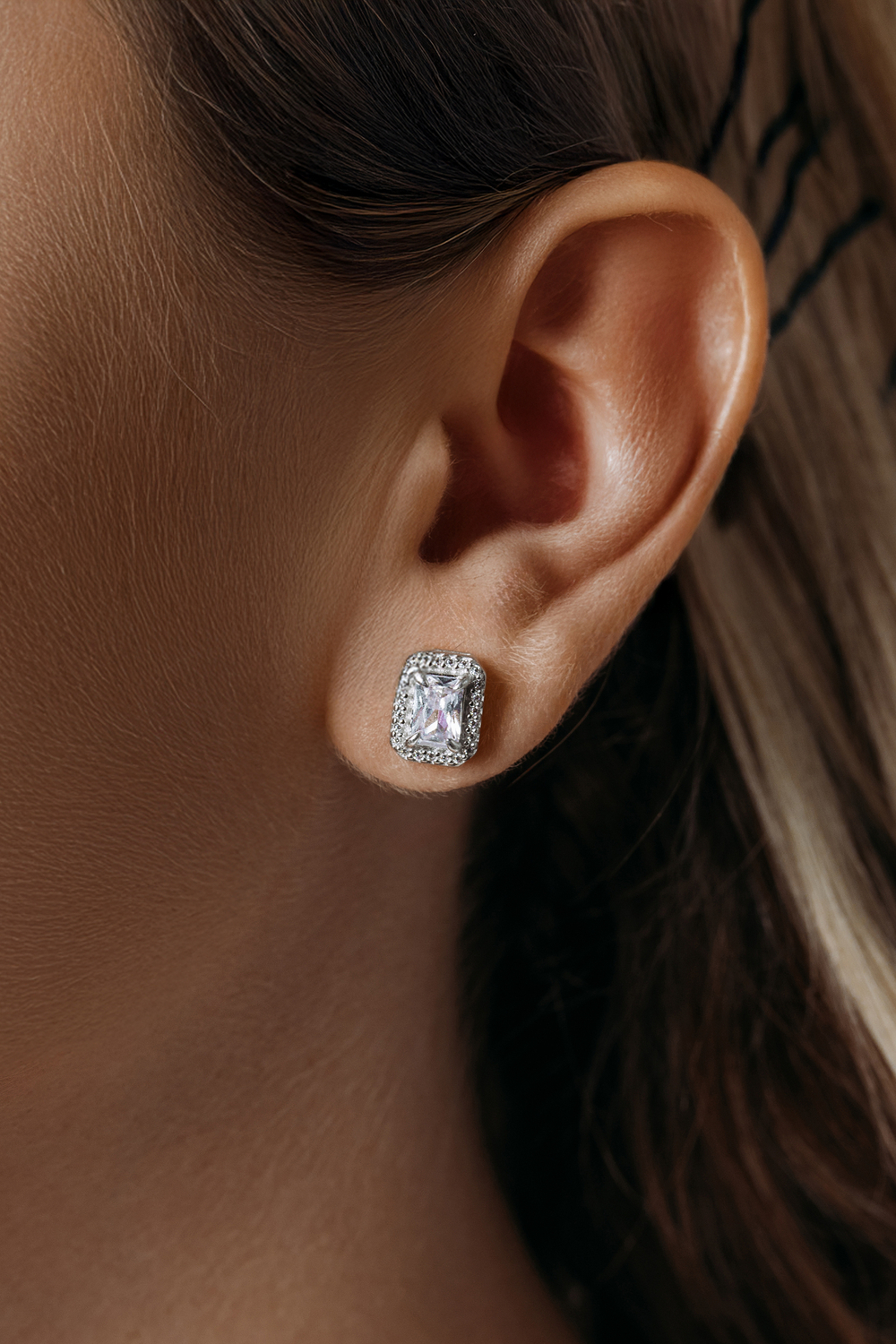 Серьги-пусеты "DIVA" с фианитом и россыпью