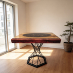 Стол из массива дуба, эпоксидной смолы и шишек.&nbsp; Живой срез дерева с ручной заливкой.