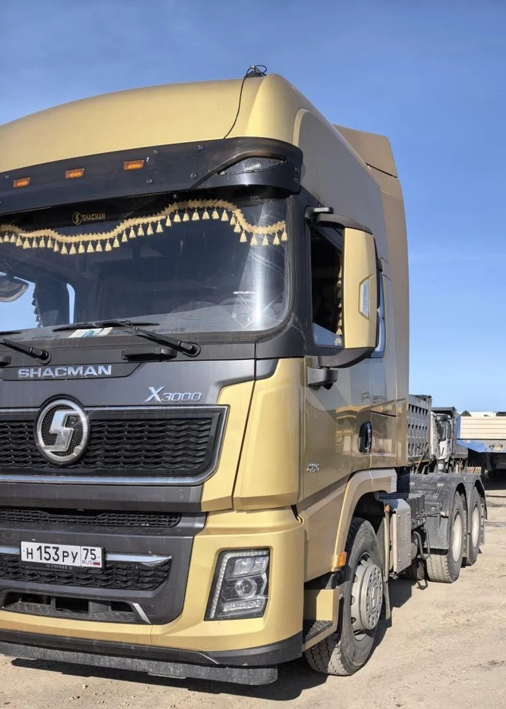 Shacman (Shaanxi) SX* 6x4 Седельный тягач SX42584V324 (Дизельный, 11,6 л, 423 л.с., МТ)