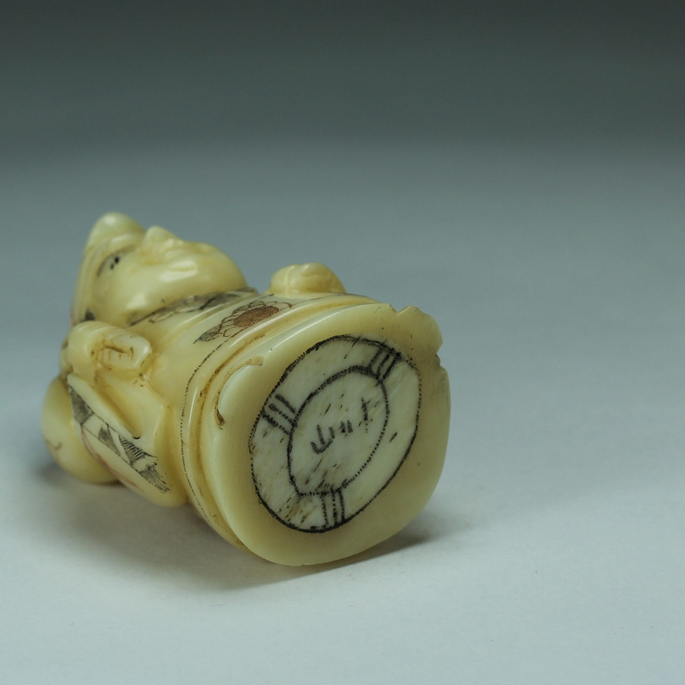 Нэцкэ Дайкоку с тыквой горлянкой и персиком