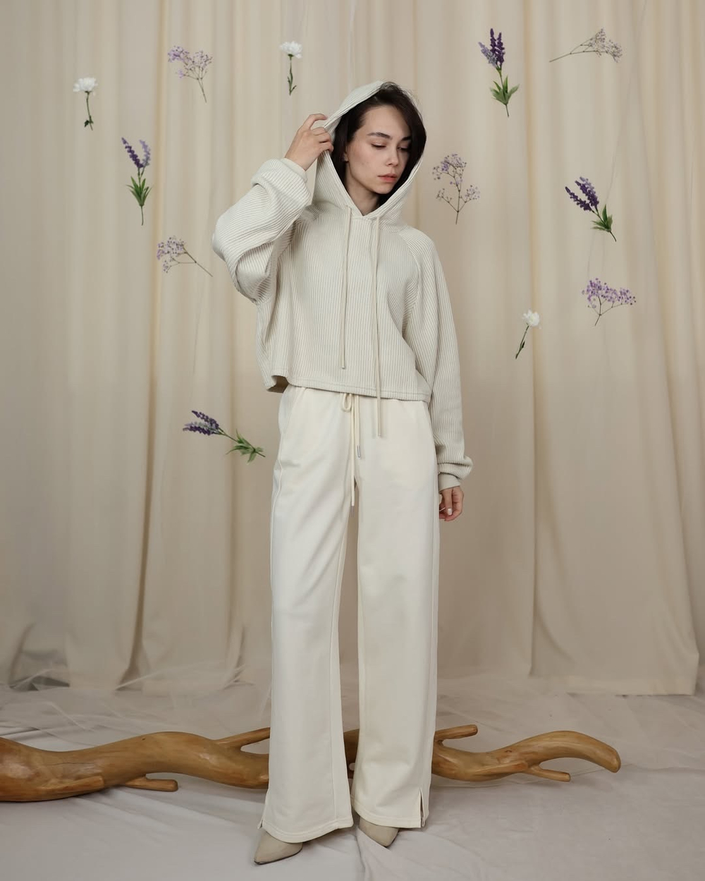 костюм с худи и брюками