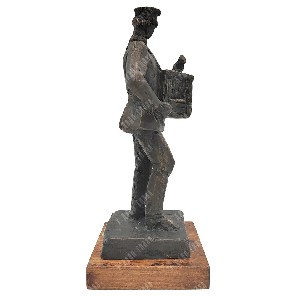 Динес Ю. С. Шарманщик. Бронза, литьё. 2000 г.