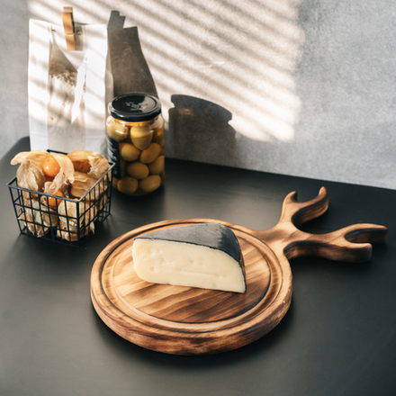 Доска разделочная из древесины сибирского кедра с выборкой. RD88