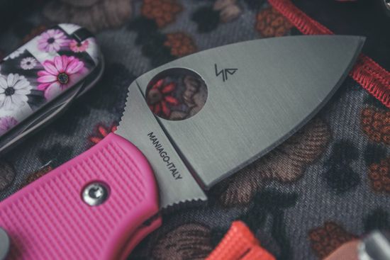 Складной нож Spyderco Squeak Pink C154PPN c клинком из стали Böhler N690Co, рукоять FRN