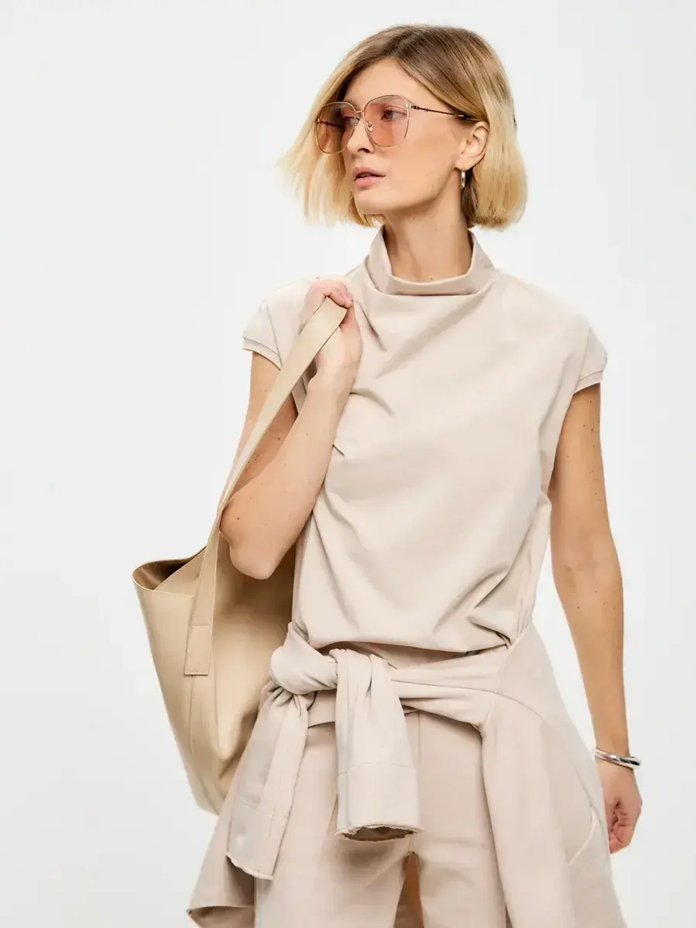 Футболка дизайнерская с цельнокроеным воротником