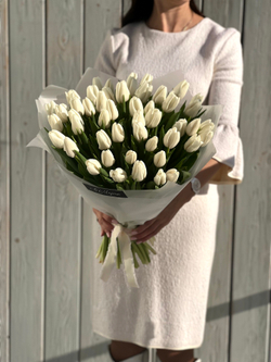Объемный букет из белых тюльпанов в нежном оформлении от Флора Маркет