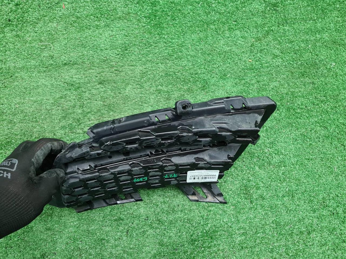 Решетка переднего бампера Jaguar XE (2015-2019)