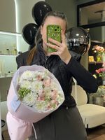 Букет сборный из кустовых пионовидных роз, хризантемы и ранункулюсов