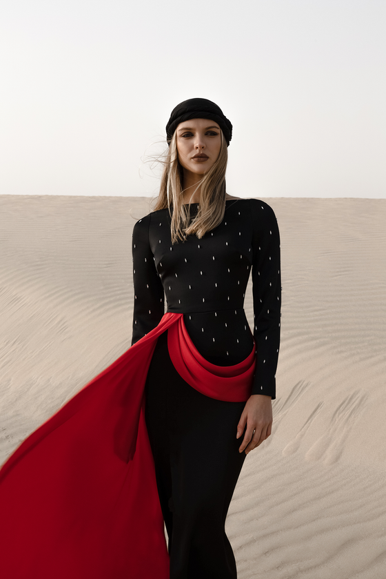 Платье макси сатиновое с вышивкой и драпированным поясом