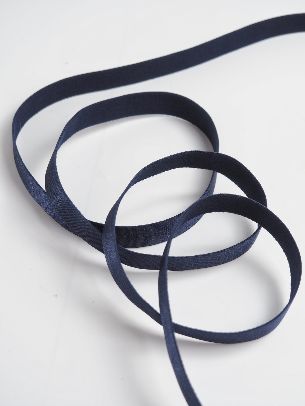Резинка бретелечная темно-синяя глянцевая ширина 15 мм