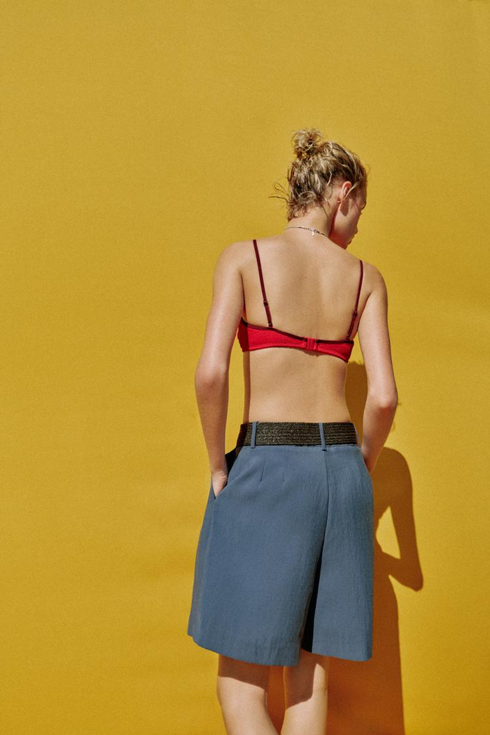 ZARA ШОРТЫ С ЗАЩИПАМИ И РЕМНЕМ, ВЫЦВЕТШИЙ СИНИЙ