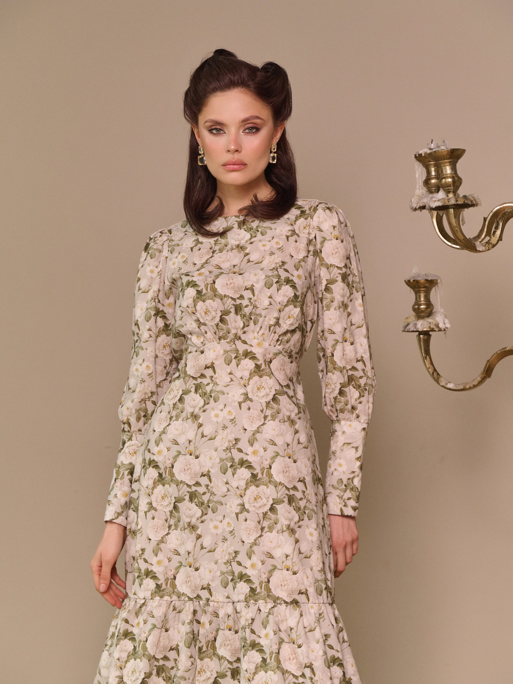 Платье с широкими манжетами