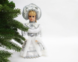 Снегурочка в белой с серебром шубе и кокошнике 30см Triumph Nord