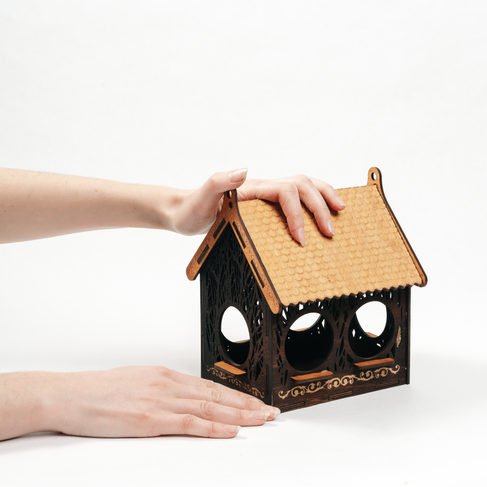 Резная кормушка-домик из кедра для птиц из дерева. F3