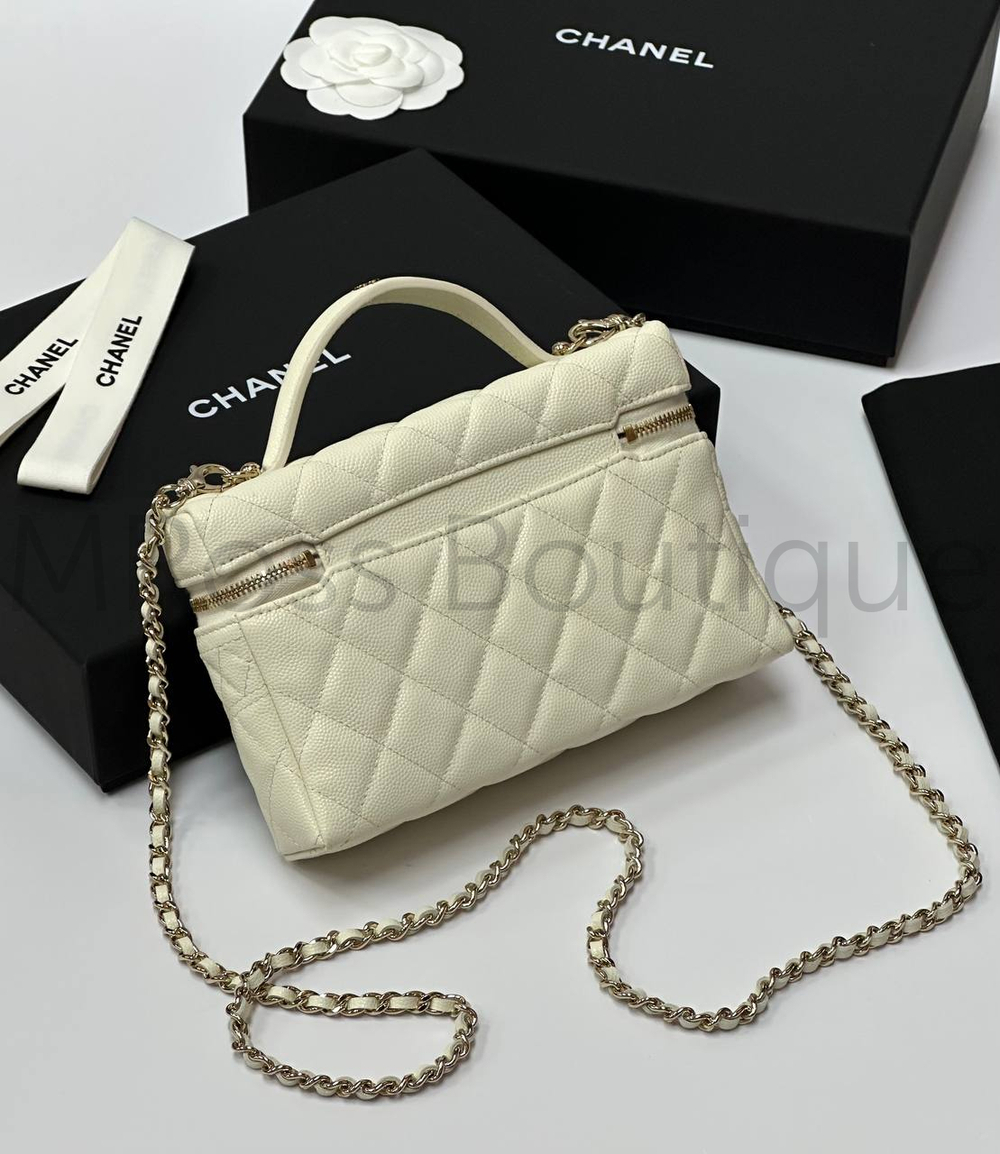 Белая сумка Chanel прямоугольная с золотой фурнитурой