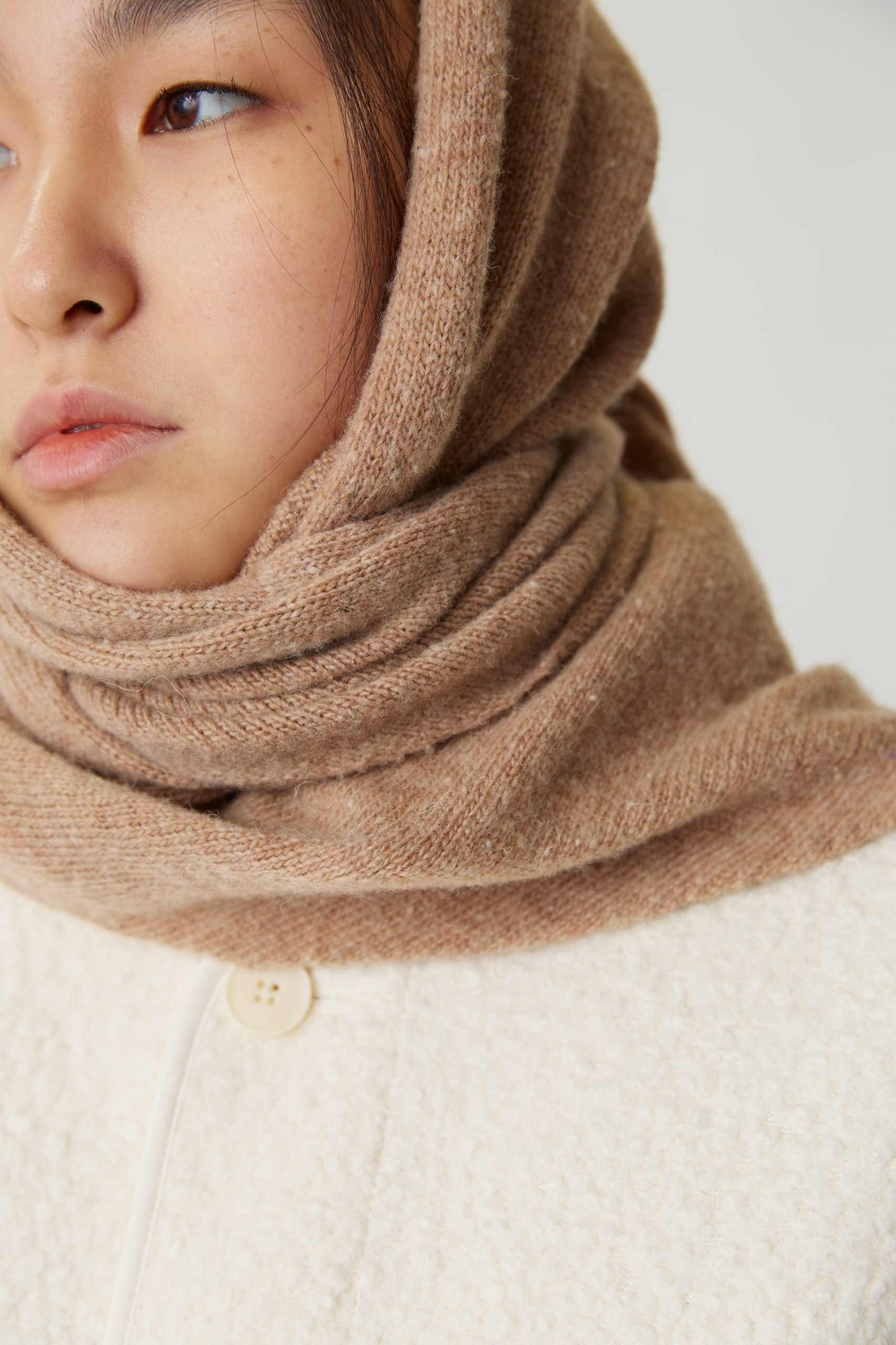 Косынка из шерсти бежевая