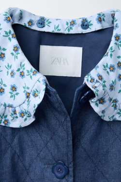 ZARA СТЕГАНАЯ КУРТКА С ОТСТЕГИВАЮЩИМСЯ ВОРОТНИКОМ И ЦВЕТОЧНЫМ ПРИНТОМ, СИНИЙ