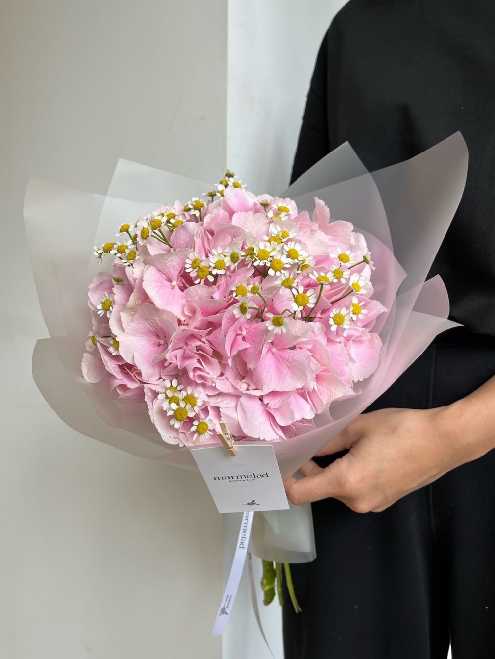 Авторский букет из гортензии и ромашки