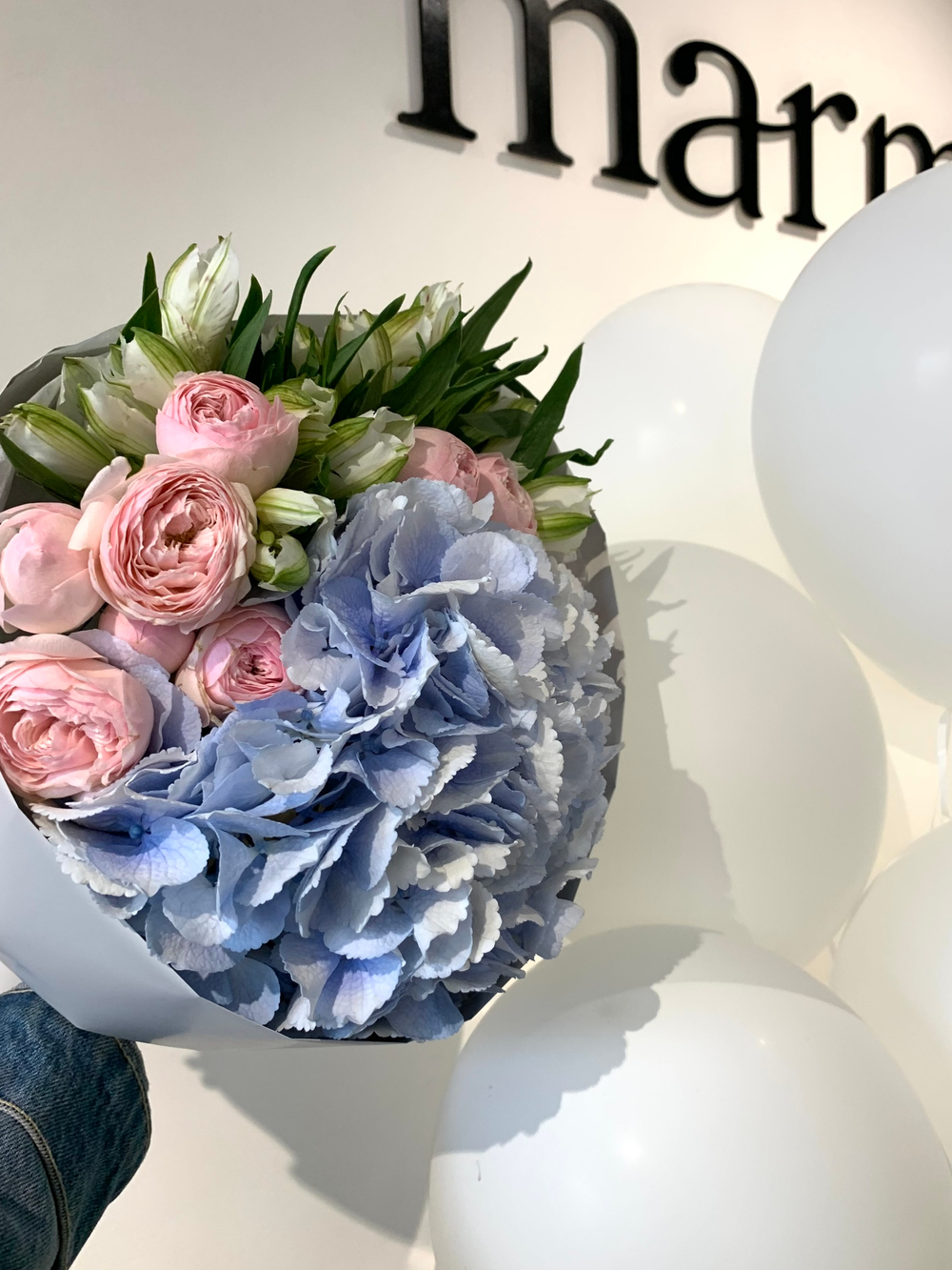 Букет голубая гортензия и кустовая пионовидная роза в оформлении